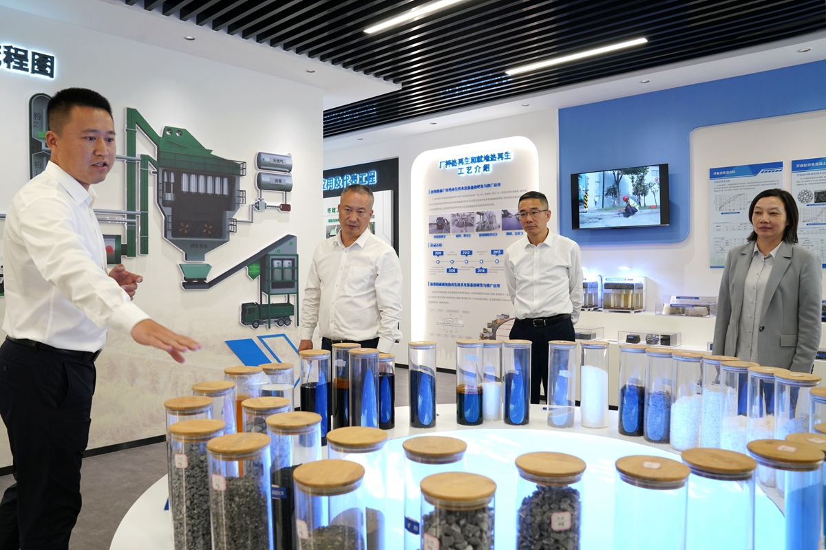 20241009市國(guó)資委黨委書(shū)記、主任陳文榮參觀杭州灣綠色養(yǎng)護(hù)公司展廳，右起李利、柏衛(wèi)東、陳文榮（李阿梅 攝）.jpg