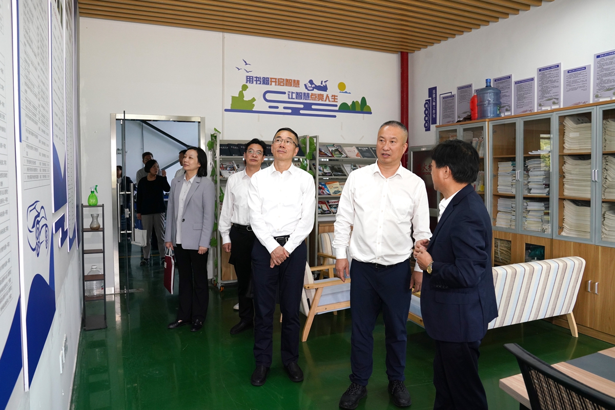 20241009市國(guó)資委黨委書(shū)記、主任陳文榮調(diào)研嘉興市交通學(xué)校，右起吳曉斌、陳文榮、柏衛(wèi)東、朱建華、李利（李阿梅 攝）.jpg