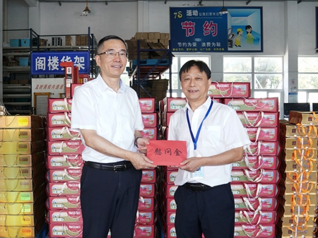 【20240906】集團(tuán)領(lǐng)導(dǎo)慰問交通學(xué)校教師,柏衛(wèi)東(左)吳曉斌(右)(李阿梅攝).jpg 【20240906】集團(tuán)領(lǐng)導(dǎo)慰問交通學(xué)校教師,柏衛(wèi)東(左)吳曉斌(右)(李阿梅攝).jpg