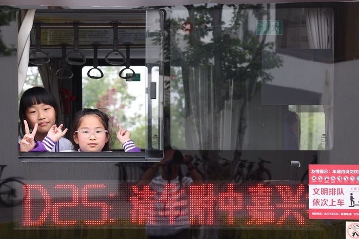 【外媒】市本級打造首條小學生定制公交錄用4月17日嘉興日報第1版趙穎碩攝 (1)_副本.jpg
